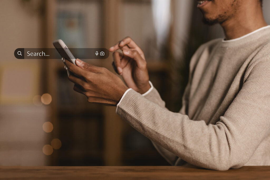 Mulher mexendo no celular vendo anuncios do Google Ads