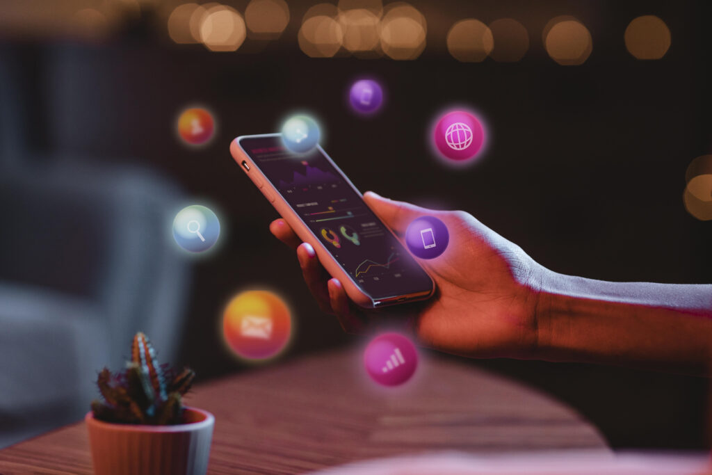 Celular com diversos anuncios de midia paga